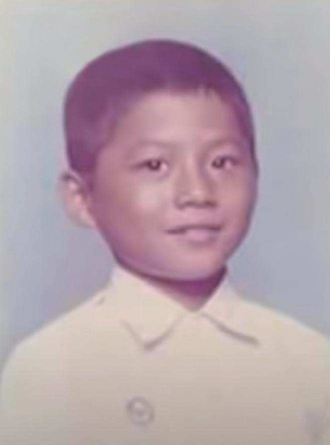 1963年新宝策略,黄仁勋出生于中国台湾。一档电视节目展示了他小时候的这张照片。